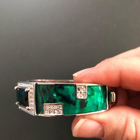 Gorgeous green stoned bracelet set in metal alloy - Picture 8 of 8